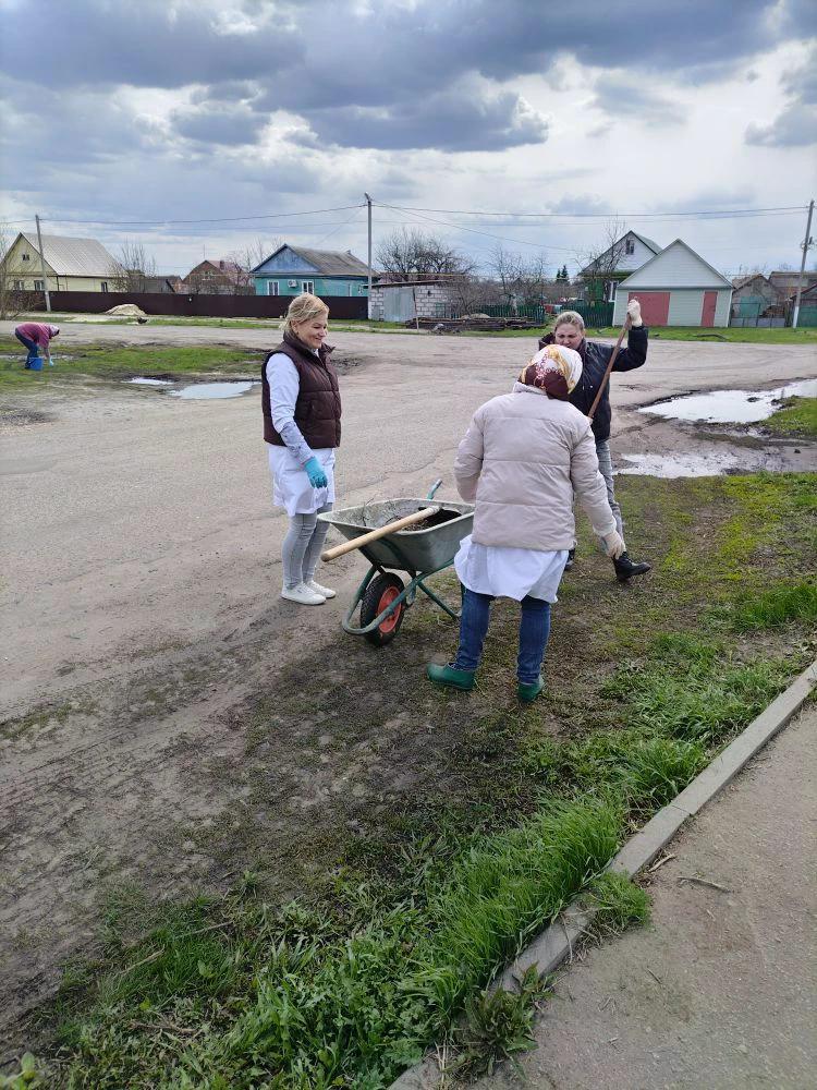 Чистота — залог здоровья: медицинские работники ЦРБ провели весенний субботник